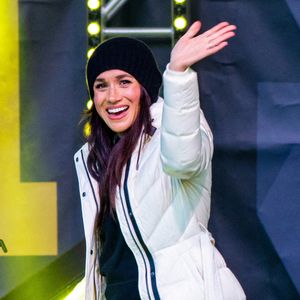 Meghan Markle, a partagé de jolies images de sa fille Lilibet aux côtés de Serena Williams. 

Meghan, la duchesse de Sussex, fait un signe de la main alors qu'elle assiste à une célébration de bienvenue avec son mari, le prince Harry, le duc de Sussex, pendant les Jeux Invictus de 2025, à Whistler, en Colombie-Britannique, . Photo par Darryl Dyck/Canadian Press/ABACAPRESS.COM

Mischa Schoemaker/ABACA