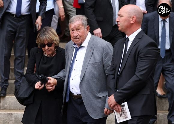 Si la présence de Guy Roux à Semur-en-Auxois fait parler, c'est que les apparitions de l'octogénaire se font de plus en plus rares.

Guy Roux lors de la sortie des obsèques de François Patriat, ancien ministre, en la collégiale de Semur-en-Auxois le 25 août 2026. © Dominique Jacovides / Bestimage
