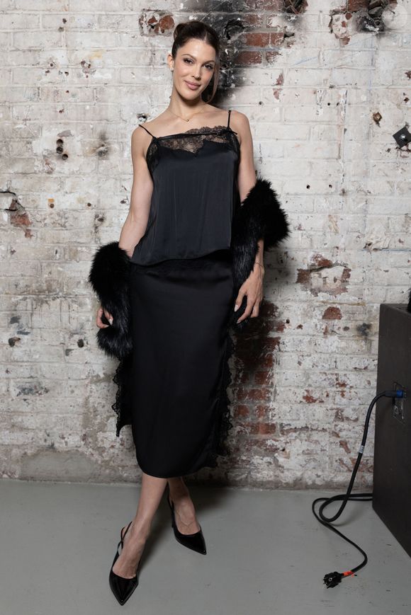 Cette pratique devient de plus en plus visible sur les réseaux sociaux, surtout chez les jeunes femmes

Iris Mittenaere au photocall du défilé Vaillant Collection Femme Prêt-à-Porter Automne/Hiver 2026-2027 lors de la Fashion Week de Paris (PFW) au palais de Tokyo, à Paris, France, le 6 mars 2026. © Julien Sarkissian/Bestimage