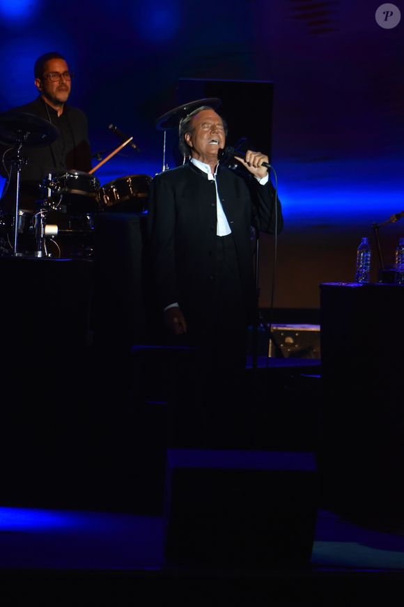Julio Iglesias sur la scène du Sporting à Monaco à l'occasion du Monte-Carlo Sporting Summer Festival le 29 juillet 2016 © Lionel Urman / Bestimage