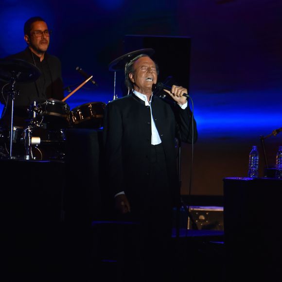 Julio Iglesias sur la scène du Sporting à Monaco à l'occasion du Monte-Carlo Sporting Summer Festival le 29 juillet 2016 © Lionel Urman / Bestimage