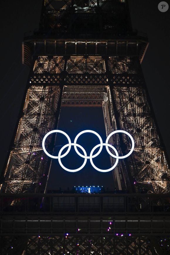 Ils sont nombreux les téléspectateurs à avoir attendu la visite de la gagnante de l'Eurovision 1988.

Le 26 juillet, à Paris, lors de la cérémonie d'ouverture des Jeux Olympiques 2024 : Céline Dion sur la Tour Eiffel © Photo News / Panoramic / Bestimage