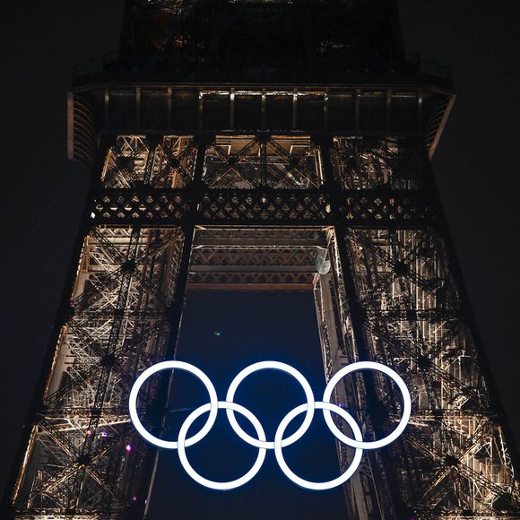 Ils sont nombreux les téléspectateurs à avoir attendu la visite de la gagnante de l'Eurovision 1988.

Le 26 juillet, à Paris, lors de la cérémonie d'ouverture des Jeux Olympiques 2024 : Céline Dion sur la Tour Eiffel © Photo News / Panoramic / Bestimage