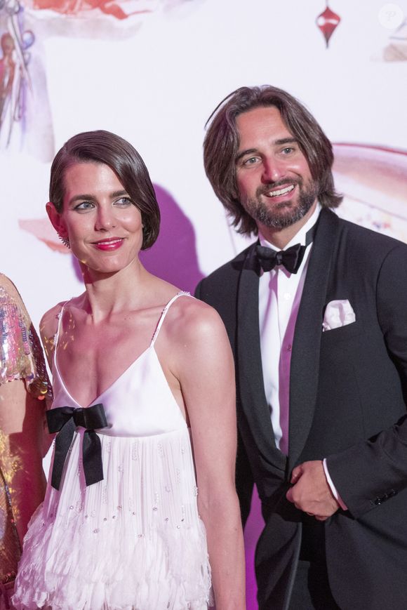 Charlotte Casiraghi et Dimitri Rassam lors du Bal de la Rose 2022 au Sporting Club de Monaco en faveur de la Fondation Princesse Grace le 8 juillet 2022. La princesse Caroline, fille aînée de la défunte princesse Grace, en est la présidente. Le Bal de la Rose, créé par la princesse Grace de Monaco en 1954, fait son grand retour en 2022, après deux ans d'absence en raison de la crise sanitaire. Il se déroule toujours au mois de mars mais l'édition 2022 a été reportée au 8 juillet en raison des conditions sanitaires.

© Cyril Moreau / Pool Monaco / Bestimage