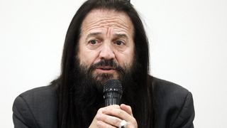 Francis Lalanne a perdu 35 kilos et est en rémission : il a choisi de se soigner de façon "différente" et non agressive