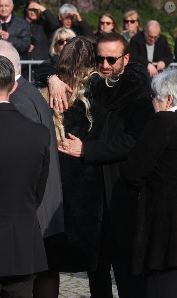 Michel Ferracci et Milla Savarese, la fille d'Emilie Dequenne quittant les funérailles de l'actrice belge Emilie Dequenne au crématorium du cimetière du Père Lachaise à Paris, France, le 26 mars 2025. Emilie Dequenne, qui avait remporté le prix de la meilleure actrice au Festival de Cannes en 1999 pour son premier rôle dans le film Rosetta des Dardenne, est décédée à l'âge de 43 ans des suites d'un cancer rare des glandes surrénales. Photo by Jerome Domine/ABACAPRESS.COM