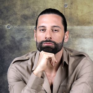 Exclusif - Hugo Manos pose lors de L'enregistrement de l'émission Chez Jordan présentée par jordan de Luxe à Paris le 4 mai 2022. © Cédric Perrin/Bestimage