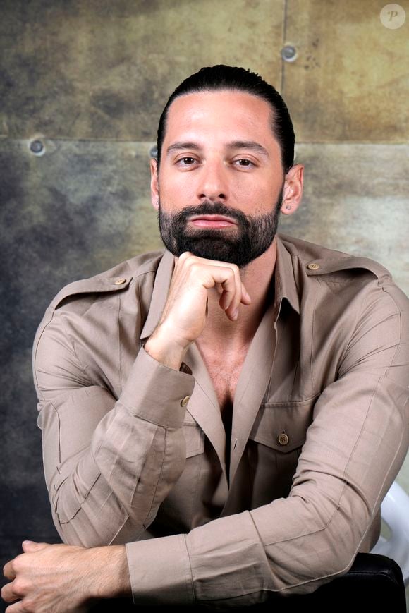 Exclusif - Hugo Manos pose lors de L'enregistrement de l'émission Chez Jordan présentée par jordan de Luxe à Paris le 4 mai 2022. © Cédric Perrin/Bestimage