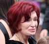 Sa veuve Sharon Osbourne était bien évidemment présente lors de la cérémonie. La mère des trois derniers enfants d'Ozzy Osbourne a fondu en larmes durant les funérailles de son défunt mari


Sharon Osbourne et des membres de sa famille regardent les hommages floraux alors que le cortège funéraire d'Ozzy Osbourne s'arrête au Black Sabbath Bridge à Birmingham, Royaume-Uni le mercredi 30 juillet 2025. Photo de Stephen Lock/I-Images/ABACAPRESS.COM