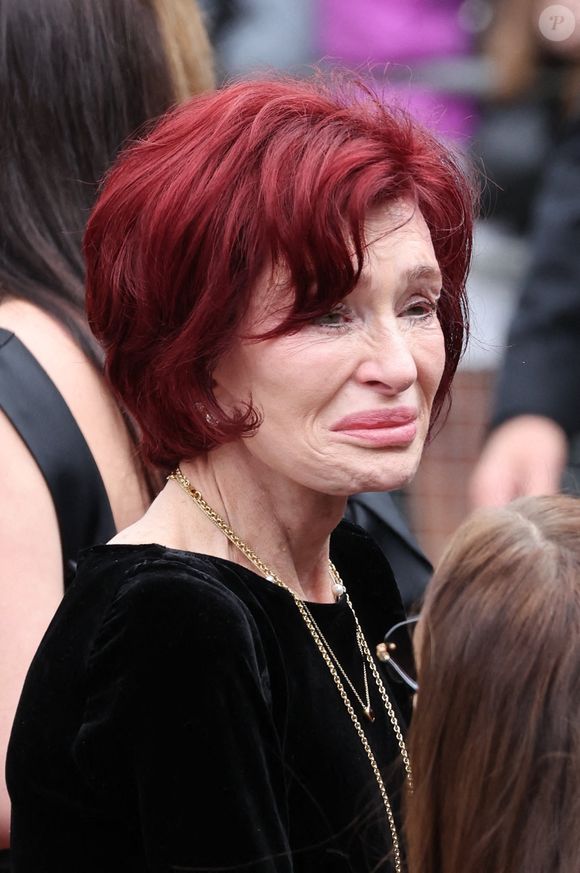 Sa veuve Sharon Osbourne était bien évidemment présente lors de la cérémonie. La mère des trois derniers enfants d'Ozzy Osbourne a fondu en larmes durant les funérailles de son défunt mari


Sharon Osbourne et des membres de sa famille regardent les hommages floraux alors que le cortège funéraire d'Ozzy Osbourne s'arrête au Black Sabbath Bridge à Birmingham, Royaume-Uni le mercredi 30 juillet 2025. Photo de Stephen Lock/I-Images/ABACAPRESS.COM