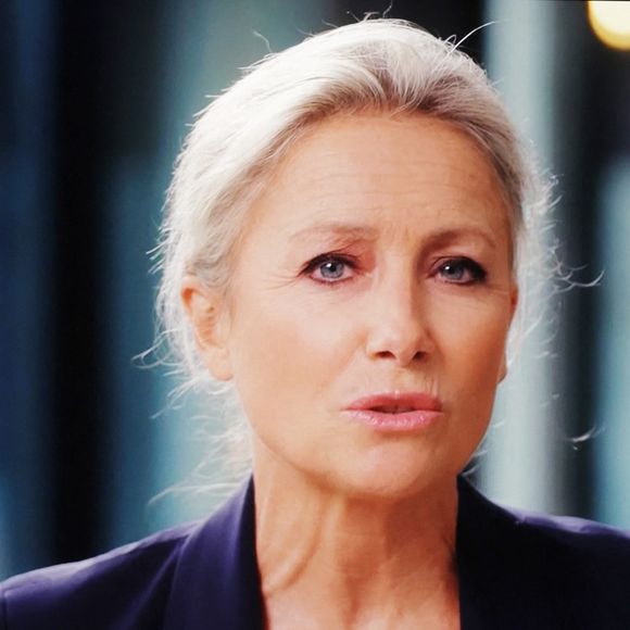 Les deux journalistes montrent ainsi leur résilience et leur capacité à garder le moral tout en partageant leur expérience avec leurs abonnés.

Captures d'écran de la première émission de Anne-Sophie Lapix "20 20" sur M6 avec son premier invité Kylian Mbappé le 7 septembre 2025.

© Alain Guizard / Bestimage