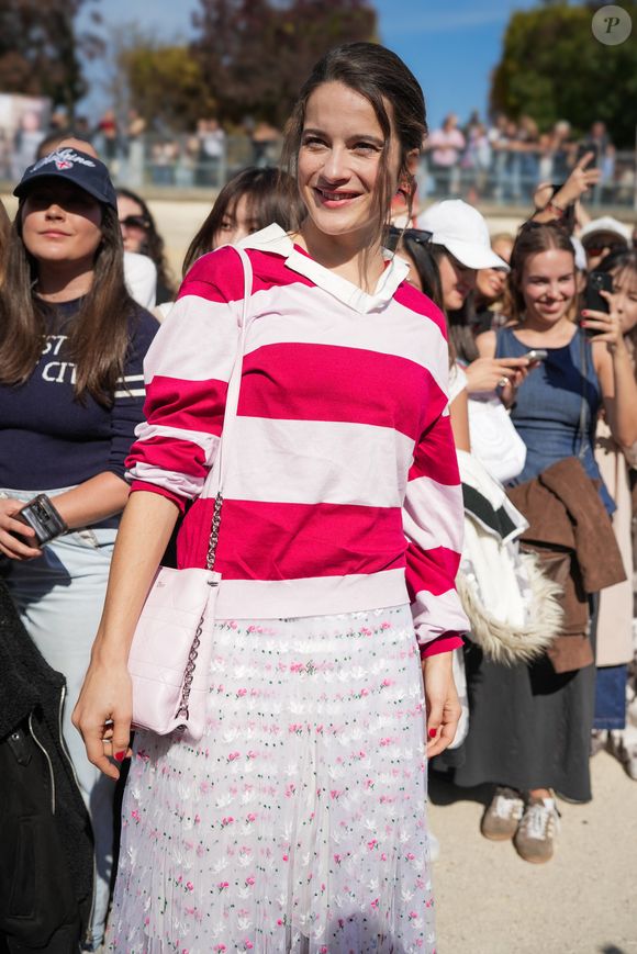 "C'est beau comme tu le dis...", confie Rebecca après une remarque de son compagnon. 

Rebecca Marder attending the Christian Dior Womenswear Spring/Summer 2026 show as part of Paris Fashion Week on October 1, 2025 in Paris, France.  (Photo by Lucia Sabatelli / Bestimage)