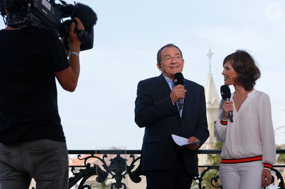 Jean-Pierre Pernaut atteint d'un nouveau cancer - Jean-Pierre Pernaut est venu remettre au maire de Sanary le titre de plus beau marché de France en direct lors du JT de TF1 le 9 mai 2018. Il était accompagné de Dominique Lagrou-Sempère
Photo par Dominique Leriche / Nice / Matin / Bestimage