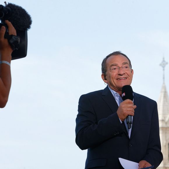 Jean-Pierre Pernaut atteint d'un nouveau cancer - Jean-Pierre Pernaut est venu remettre au maire de Sanary le titre de plus beau marché de France en direct lors du JT de TF1 le 9 mai 2018. Il était accompagné de Dominique Lagrou-Sempère
Photo par Dominique Leriche / Nice / Matin / Bestimage