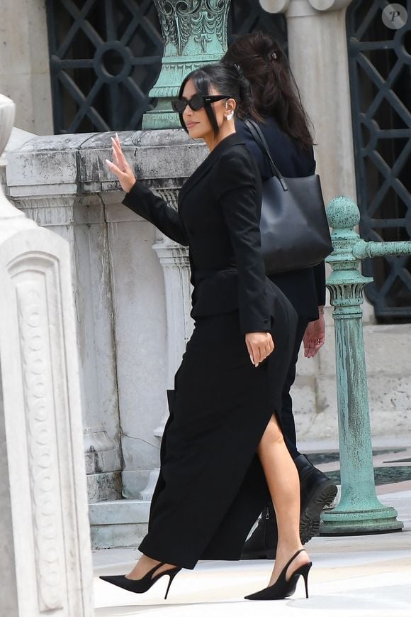 Elle a néanmoins indiqué après avoir entendu les excuses de l'un des auteurs "pardonner" ce qu'il s'était passé sans pour autant oublier

La star américaine Kim Kardashian, avec sa mère Kris Jenner et son avocat Michael Rhodes, est arrivée au procès de la rue tronchet des "Papys braqueurs" au palais de justice de Paris, France, le 13 mai 2025. La star américaine doit décrire cette nuit qui l’a «traumatisée», selon ses mots, 9 hommes et 1 femme sont jugés, soupconnés d'avoir participé au casse du siècle, en dérobant à la star 9 millions d'euros de bijoux dans la nuit du 2 au 3 octobre 2016. © Bestimage