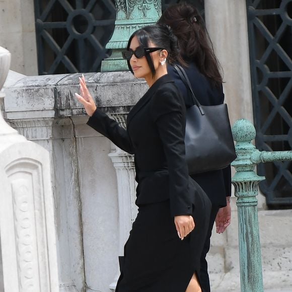 Elle a néanmoins indiqué après avoir entendu les excuses de l'un des auteurs "pardonner" ce qu'il s'était passé sans pour autant oublier

La star américaine Kim Kardashian, avec sa mère Kris Jenner et son avocat Michael Rhodes, est arrivée au procès de la rue tronchet des "Papys braqueurs" au palais de justice de Paris, France, le 13 mai 2025. La star américaine doit décrire cette nuit qui l’a «traumatisée», selon ses mots, 9 hommes et 1 femme sont jugés, soupconnés d'avoir participé au casse du siècle, en dérobant à la star 9 millions d'euros de bijoux dans la nuit du 2 au 3 octobre 2016. © Bestimage