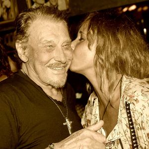 Exclusif - Johnny Hallyday et Carole Gruson -  Pour fêter en beauté les 10 ans du St Barth Family Festival, Carole Gruson (la grande prêtresse du restaurant cabaret burlesque "Le Ti' St Barth") a réuni une guest list de folie lors de la 2ème soirée du Family Festival avec Leo Lanvin comme DJ. Après avoir ouvert la saison en beauté avec l'anniversaire très "Fast & Furious" de leurs filles, les Hallyday ont enchaîné samedi soir au Ti' Saint Barth en feu pour le set de leur ami Léo Lanvin. Johnny Hallyday, acclamé par la foule, semblait très en forme malgré sa maladie et confirmait à ses amis une nouvelle tournée "Rock & Blues" pour 2018. Sa femme, Laeticia Hallyday a dansé jusqu'au bout de la nuit avec ses amies. © Xavier Merchet-Thau / Le Ti' Saint Barth / Bestimage