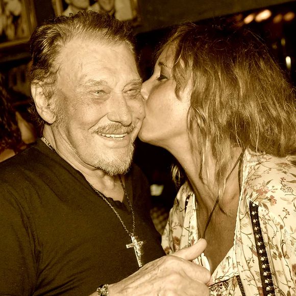 Exclusif - Johnny Hallyday et Carole Gruson -  Pour fêter en beauté les 10 ans du St Barth Family Festival, Carole Gruson (la grande prêtresse du restaurant cabaret burlesque "Le Ti' St Barth") a réuni une guest list de folie lors de la 2ème soirée du Family Festival avec Leo Lanvin comme DJ. Après avoir ouvert la saison en beauté avec l'anniversaire très "Fast & Furious" de leurs filles, les Hallyday ont enchaîné samedi soir au Ti' Saint Barth en feu pour le set de leur ami Léo Lanvin. Johnny Hallyday, acclamé par la foule, semblait très en forme malgré sa maladie et confirmait à ses amis une nouvelle tournée "Rock & Blues" pour 2018. Sa femme, Laeticia Hallyday a dansé jusqu'au bout de la nuit avec ses amies. © Xavier Merchet-Thau / Le Ti' Saint Barth / Bestimage