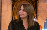 Julia Vignali présente ses nouvelles lunettes dans "Affaire conclue"
