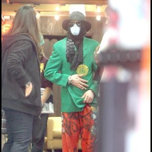 27 avril 2009, West Hollywood. Michael Jackson emmène Prince, Paris et Blanket faire du shopping à Off The Wall Antiques puis chez Ed Hardy sur Melrose Avenue. Fidèles à l’habitude instaurée par leur père, les trois enfants apparaissent masqués. © Fame Pictures Bestimage