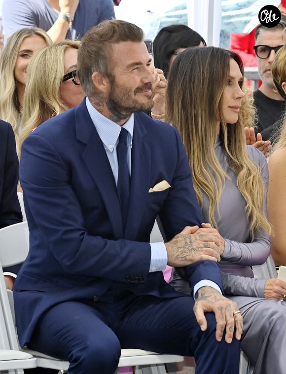 L'ancien footballeur britannique David Beckham tient la main de son épouse Victoria Beckham lors d'une cérémonie d'inauguration en son honneur, à l'occasion de l'attribution de la 2 849e étoile sur le Hollywood Walk of Fame à Los Angeles, le vendredi 12 juin 2026. Photo de Jim Ruymen/UPI/ABACAPRESS.COM