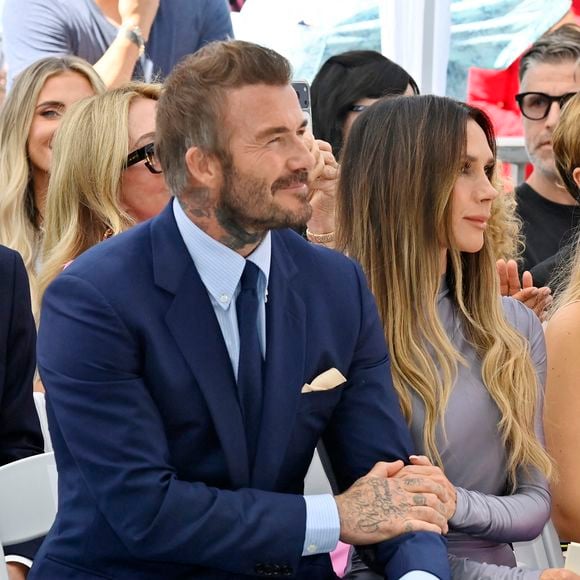 L'ancien footballeur britannique David Beckham tient la main de son épouse Victoria Beckham lors d'une cérémonie d'inauguration en son honneur, à l'occasion de l'attribution de la 2 849e étoile sur le Hollywood Walk of Fame à Los Angeles, le vendredi 12 juin 2026. Photo de Jim Ruymen/UPI/ABACAPRESS.COM