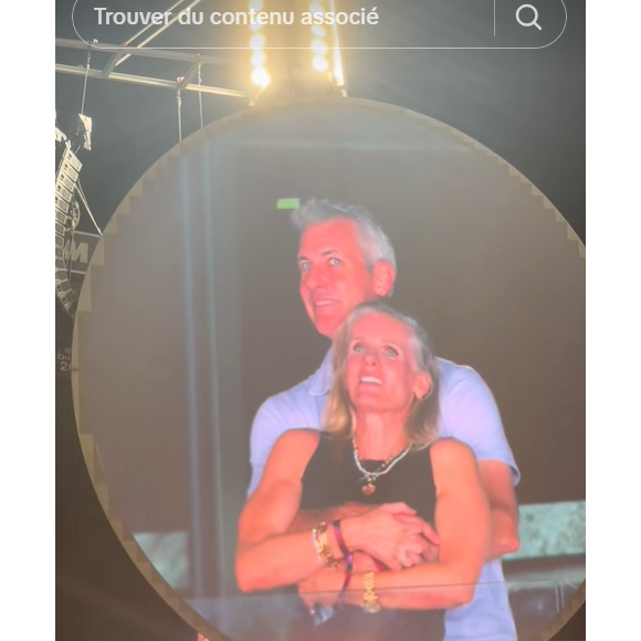 La scène, captée par la "kiss cam" et diffusée sur les écrans géants, est rapidement devenue virale sur les réseaux sociaux. 

Capture d'écran TikTok de la scène au concert de Coldplay.