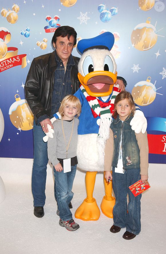 Le chanteur français Dick Rivers avec sa famille lors de la soirée de Noël de Disneyland Paris à Marne la Vallée le 6 novembre 2004. Photo par Bruno Klein/ABACA.
