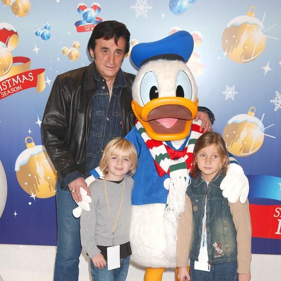 Le chanteur français Dick Rivers avec sa famille lors de la soirée de Noël de Disneyland Paris à Marne la Vallée le 6 novembre 2004. Photo par Bruno Klein/ABACA.