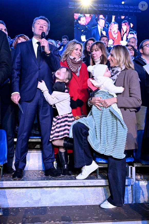 Christian Estrosi, le maire de Nice, sa femme Laura Tenoudji Estrosi, leur fille Bianca, Sarah Doraghi, Isabelle Siri, la productrice de télévision, et Maud Fontenoy, la navigatrice et son 5eme enfant, sa fille Eléa, durant la soirée d'ouverture de la 140eme édition du Carnaval de Nice "Roi des Oceans" à Nice, le 15 février 2025. Le Carnaval se déroule du 12 février au 2 mars 2025. © Bruno Bebert/Bestimage