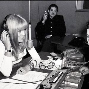 Archives - Sylvie Vartan et le chanteur Carlos à Paris avant l’enregistrement de l’émission de radio "Salut les copains" (1968 - 1969) sur Europe 1. AGENCE / BESTIMAGE