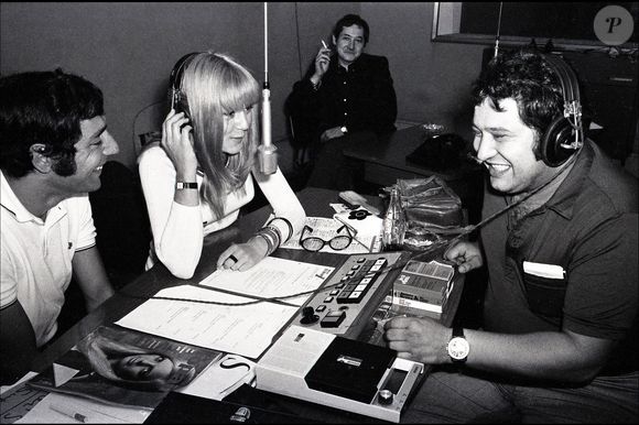 Archives - Sylvie Vartan et le chanteur Carlos à Paris avant l’enregistrement de l’émission de radio "Salut les copains" (1968 - 1969) sur Europe 1. AGENCE / BESTIMAGE