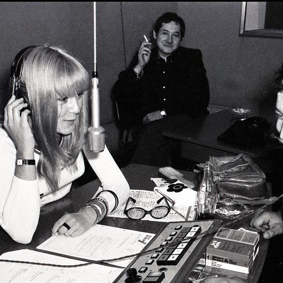 Archives - Sylvie Vartan et le chanteur Carlos à Paris avant l’enregistrement de l’émission de radio "Salut les copains" (1968 - 1969) sur Europe 1. AGENCE / BESTIMAGE