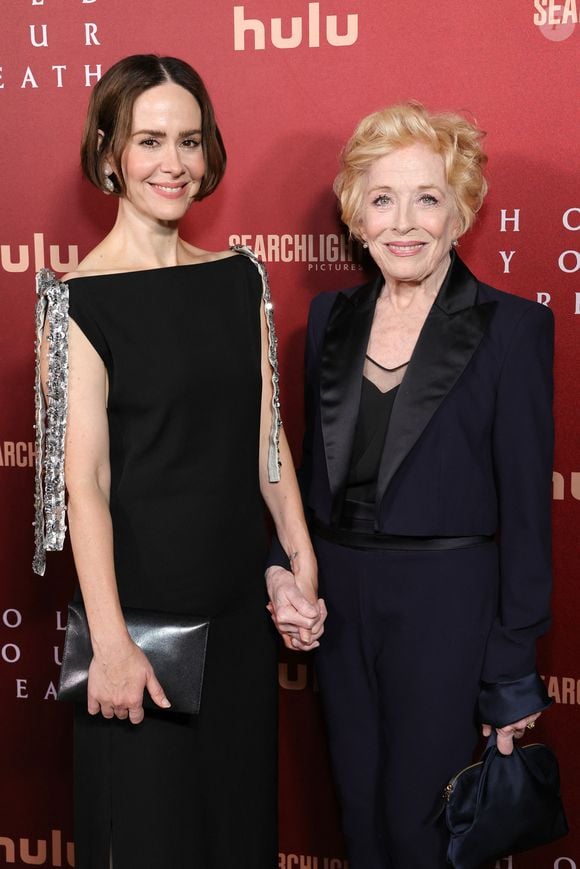 Certainement pas Sarah Paulson et Holland Taylor qui ont 32 ans d'écart.

Sarah Paulson et Holland Taylor à la première de Searchlight Pictures 'Hold Your Breath' le 4 octobre 2024 au Harmony Gold à Los Angeles, Californie. © PPS/Bestimage