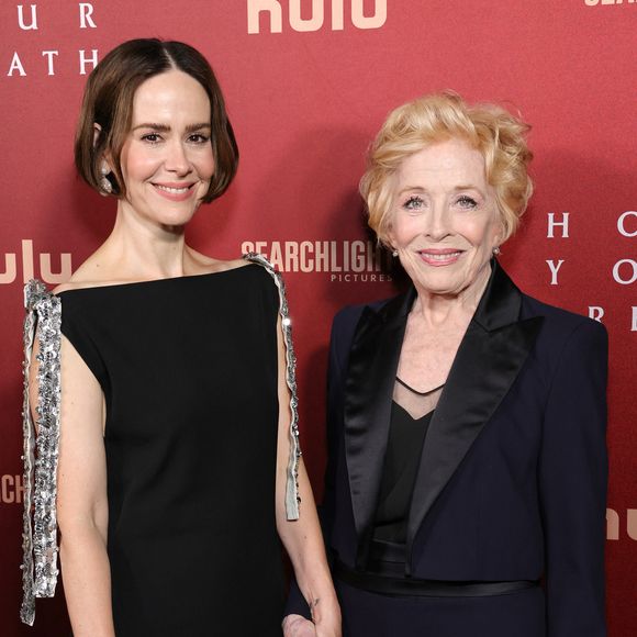 Certainement pas Sarah Paulson et Holland Taylor qui ont 32 ans d'écart.

Sarah Paulson et Holland Taylor à la première de Searchlight Pictures 'Hold Your Breath' le 4 octobre 2024 au Harmony Gold à Los Angeles, Californie. © PPS/Bestimage