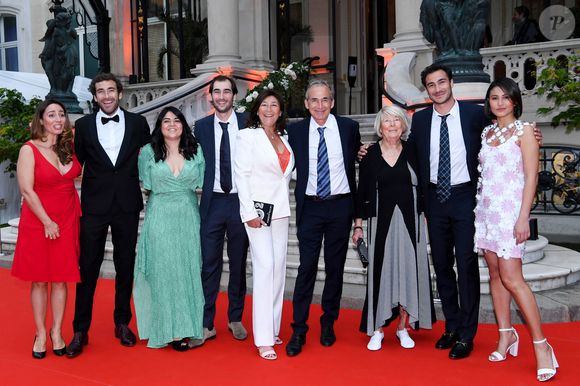 La famille Kretz : "L'Agence" sur TMC  : Olivier Kretz, Sandrine Kretz, Louis Kretz, guest, Martin Kretz et sa femme Eve von Romberg, Majo (la grand-mère), Valentin Kretz et sa femme Charina Sarte - Soirée de gala des 50 ans de la Fondation Claude Pompidou à l'Hôtel Marcel Dassault à Paris le 12 avril 2022.

Rachid Bellak / LMS / Bestimage