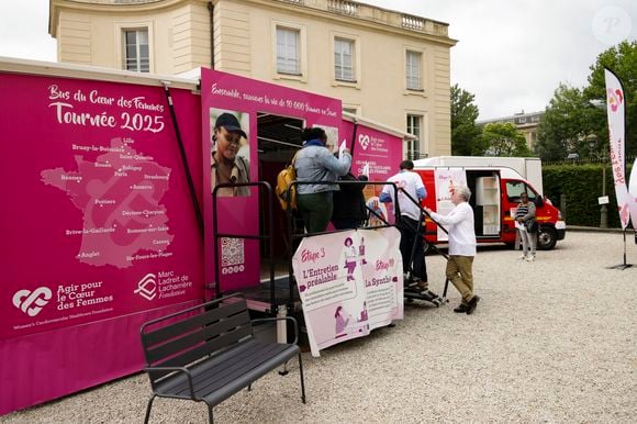 Exclusif - Le bus du coeur de l'association "Agir pour le coeur des femmes" fait une halte à l'Assemblée Nationale à Paris le 28 mai 2025
© Jack Tribeca / Bestimage