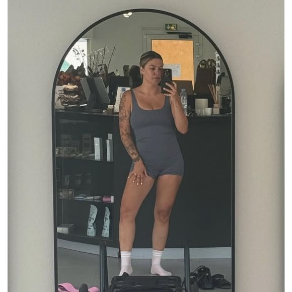 "Journal de bord de la Tropézienne", a simplement légendé la star sous son post. Un break amplement mérité avant son mariage

Louane immortalise ses vacances d'été sur Instagram. (Capture d'écran - Juillet 2025)