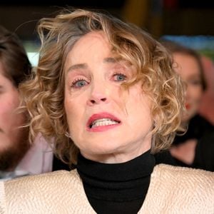 Sharon Stone a annoncé la mort de son frère aîné, Michael Stone, décédé à 74 ans après une longue maladie. 

Sharon Stone und Sohn Laird Vonne Stone - Les célébrations lors du "Bal de l'Opéra de Vienne 2026" à l'Opéra d'État de Vienne.