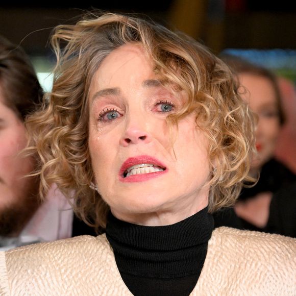 Sharon Stone a annoncé la mort de son frère aîné, Michael Stone, décédé à 74 ans après une longue maladie. 

Sharon Stone und Sohn Laird Vonne Stone - Les célébrations lors du "Bal de l'Opéra de Vienne 2026" à l'Opéra d'État de Vienne.
