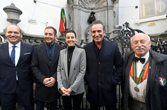 Jean Dujardin reçoit la Médaille d'Honneur de la Ville de Bruxelles et visite le Manneken-pis habillé d'un costume de Zorro pour l'occasion à Bruxelles, Belgique, le 28 novembre 2024. © Didier Lebrun/PhotoNews/Bestimage