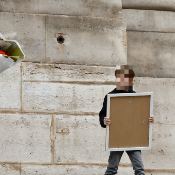 Un dernier hommage.

Exclusif - Valérie Keruzoré (femme de Tcheky Karyo) et leurs enfants Louise et Hélios - La famille et les proches de Tchéky Karyo à la sortie de l'hommage en l'église Saint Roch à Paris le 13 novembre 2025. AGENCE / BESTIMAGE