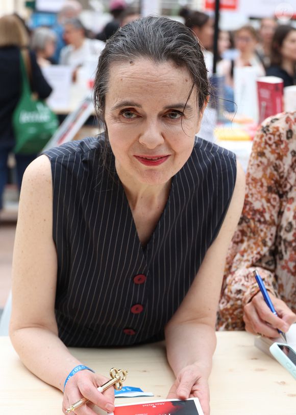 À 21 ans, Amélie Nothomb rencontre au Japon un jeune homme "charmant" qui bouleverse ses certitudes.

Amelie Nothomb - Festival du Livre de Paris 2025 au Grand Palais à Paris le 12 Avril 2025.

© Denis Guignebourg / Bestimage