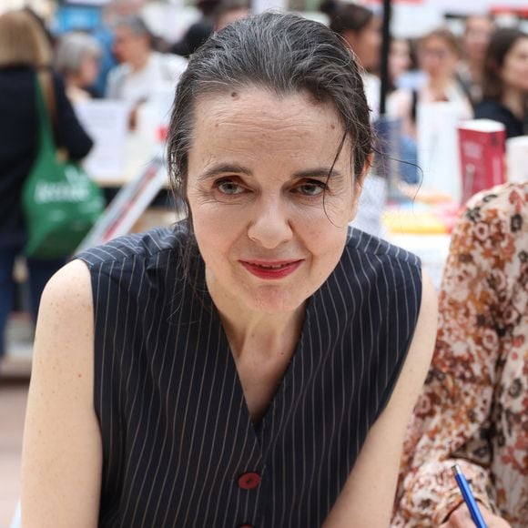 À 21 ans, Amélie Nothomb rencontre au Japon un jeune homme "charmant" qui bouleverse ses certitudes.

Amelie Nothomb - Festival du Livre de Paris 2025 au Grand Palais à Paris le 12 Avril 2025.

© Denis Guignebourg / Bestimage
