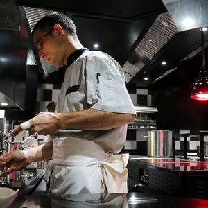 Le grand chef Français Joël Robuchon pose en Novembre 2014 le jour de l'ouverture de son palace cinq étoiles, l'hôtel et le restaurant "La grande maison" dans le centre ville de Bordeaux. Des la première année d'ouverture le restaurant du chef a obtenu le 1 Fevrier 2016 deux étoiles au guide Michelin et le titre de meilleur restaurant d'Europe dans la categorie luxe. © Patrick Bernard-Quentin Salinier/ Bestimage