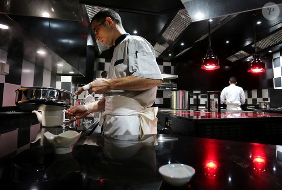 Le grand chef Français Joël Robuchon pose en Novembre 2014 le jour de l'ouverture de son palace cinq étoiles, l'hôtel et le restaurant "La grande maison" dans le centre ville de Bordeaux. Des la première année d'ouverture le restaurant du chef a obtenu le 1 Fevrier 2016 deux étoiles au guide Michelin et le titre de meilleur restaurant d'Europe dans la categorie luxe. © Patrick Bernard-Quentin Salinier/ Bestimage