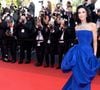 Demi Moore a assisté à la projection vêtue d'une robe bustier bleue Balenciaga très structurée, complétée par des bijoux Chopard.

Demi Moore - Montée des marches du film " La bola negra " lors du 79ème Festival International du Film de Cannes, le 21 mai 2026. © Olivier Borde / Bestimage