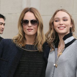 La comédienne est la fille de Vanessa Paradis et Johnny Depp

Vanessa Paradis et sa fille Lily-Rose Depp - Arrivées au défilé de mode prêt-à-porter automne-hiver 2017/2018 "Chanel" au Grand Palais à Paris. Le 7 mars 2017
© CVS-Veeren / Bestimage
