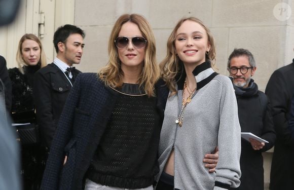 La comédienne est la fille de Vanessa Paradis et Johnny Depp

Vanessa Paradis et sa fille Lily-Rose Depp - Arrivées au défilé de mode prêt-à-porter automne-hiver 2017/2018 "Chanel" au Grand Palais à Paris. Le 7 mars 2017
© CVS-Veeren / Bestimage