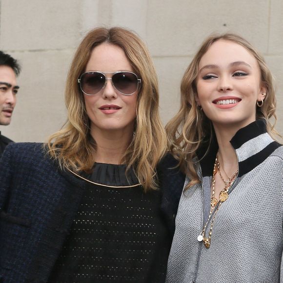 La comédienne est la fille de Vanessa Paradis et Johnny Depp

Vanessa Paradis et sa fille Lily-Rose Depp - Arrivées au défilé de mode prêt-à-porter automne-hiver 2017/2018 "Chanel" au Grand Palais à Paris. Le 7 mars 2017
© CVS-Veeren / Bestimage